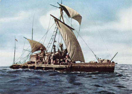 Pohlednice „Přes Pacifik“ z plavby voru KON-TIKI v roce 1947. Autor: Nasjonalbiblioteket, Norsko.